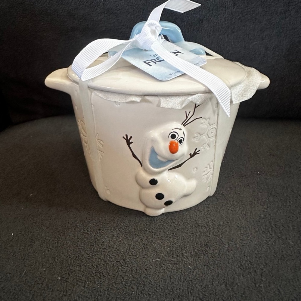 Rae Dunn Disney Frozen Olaf White baking crock